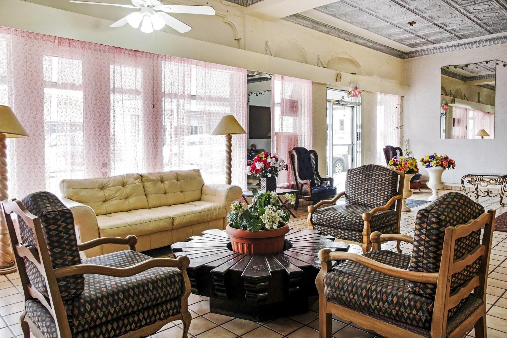 Oyo Historic Cameron I-69e Hotel 2*
